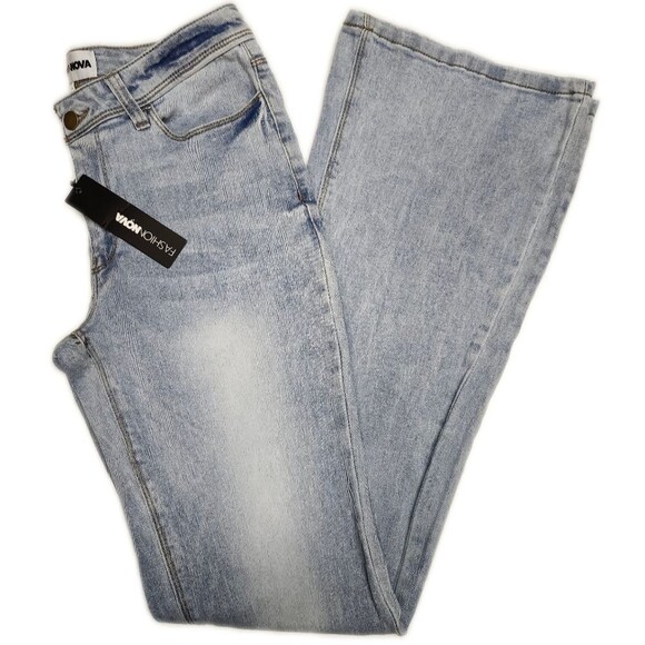 Fashion Nova NWT Lost Without You soft stretch bootcut jeans, light, size 7 - Picture 1 of 12